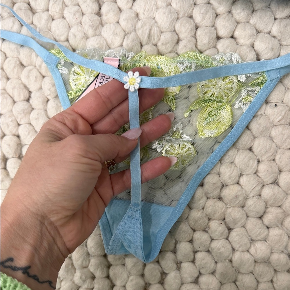 NWT Victoria’s Secret Light Blue Lingerie Set with Yellow & Green Lemons - Picture 8 of 9